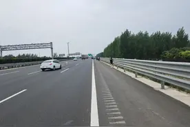 小轿车失控导致“蛇皮走位” 如何防范车辆转向失控？图片