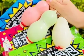 情色网红零食，为何屡禁不止，学校小卖部再现外形似避孕套雪糕！图片