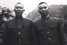 杨勇带着警卫员去洗澡，搓澡师傅拦住他们，要小费图片