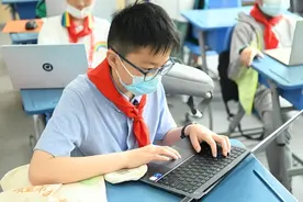 在程序的世界里编啊编 27300余名申城中小学生一起玩转AI图片