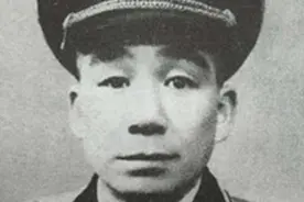 建国后，开国少将携妻子回乡祭母，却发现家里还有一位妻子在等他​图片