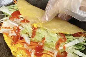 手把手教会大家制作金黄酥脆的手抓饼，好吃又健康，不含起酥油。图片