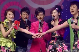 零点报时：何炅拥抱新伙伴，汪涵却只剩自己，手上的戒指催人泪下图片