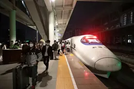 广西贵港：夜间高铁畅通务工人员回家路​图片