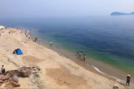 大连小付家庄海滩，可以爬山看海，也可以露营烧烤，这也太热闹了图片