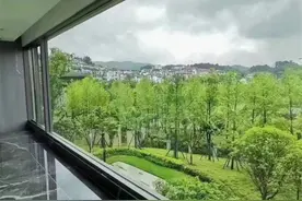 别再用大落地窗封阳台了！现在流行这3种封窗形式，省钱又实用图片