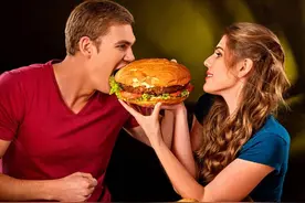 为什么女人喜欢叫男人吃她吃不完的食物？图片