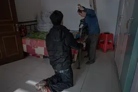 男子被拐20年，2013年寻亲生父母，被养父大骂：养条狗都有感情图片