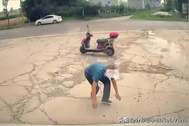 大爷骑车摔倒，碰瓷神操作惊呆车主，质问交警难道车就没有责任吗图片