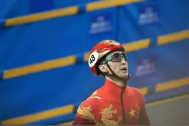 严惩黄大宪！黄大宪抬高冰刀故意阻挡武大靖，赛后微笑毫无廉耻图片