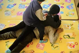 李佳为46岁靳东庆生，父子三人玩叠罗汉，李佳淡定拍照好幸福图片