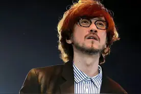 这一次，53岁的“过气歌手”周传雄，打了一半流量歌手的脸图片