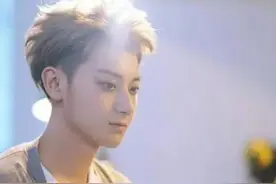 黄子韬家境有多殷实？千万级别豪车，戴800万手表，仍买不来健康图片