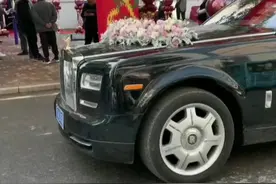 女儿出嫁父亲找9辆半挂车做婚车图片