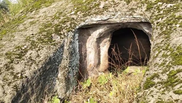 重庆永川闹市边发现一处奇观，山坡全被掏空，到处是窟窿