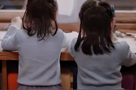 三个小棉袄合体！谢娜高调晒女儿，双胞胎姐妹花打扮风格不一样图片