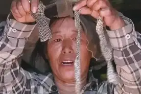 黑龙江一女子与蛇群“同居”15年，蛇不攻击她，还和她睡一张床图片