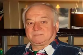 俄罗斯特工叛逃英国，泄露情报导致300名特工暴露，最终下场如何图片