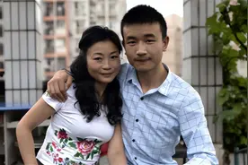 重庆23岁小伙痴恋46岁离异大妈，相识2月闪婚，5年过去恩爱如初图片