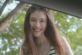 何穗绿色条纹背心，蓝色牛仔裤，纤细身材，甜甜的笑容，清纯减龄图片