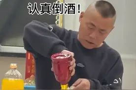 内蒙古一父亲收集宾客剩下酒水，被发现后表情变化让女儿直呼可爱图片