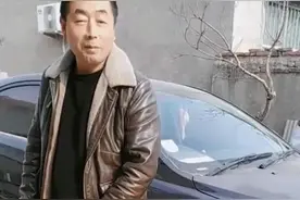 儿媳当众抱着公公撒娇，“我要买车，你掏不掏钱！”图片