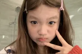 钟丽缇14岁二女儿染头发和眉毛，网友直呼太奇怪，担心其学习成绩图片