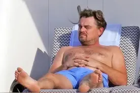 小李子与男性好友海边度假！穿泳裤秀腱子肉，宽肩窄腰减肥有成效图片