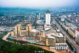 中国和越南交界处有个东兴市，可以一眼看两国，街上的建筑很洋气图片