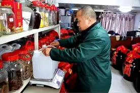 上了年纪的人喝酒，需要注意什么？牢记“3个准则”，喝酒无顾虑图片