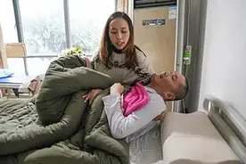 恋爱8个月男友变成植物人，女友不离不弃：照顾男友4年将其唤醒图片