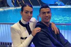 C罗带4个娃出游，乔治娜踩高跟，秀出好身材，总裁温馨发文图片