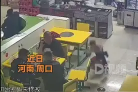5岁男孩上菜摔倒后先向爸爸道歉 ：爸爸对不起，我把鱼洒了，客人暖心捡起烤鱼：没事还能吃图片