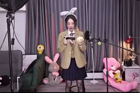 林七七颜值身材太逆天，网友直言不跟她做兄弟了，黑丝腿真绝了图片