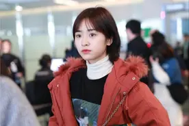 97年的沈月还像小女孩一样，穿着打扮不怎么成熟，可看着好自然图片