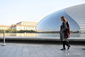 大量瑞士女孩来中国，表面上是来游玩，实际上是来买假发的图片