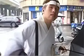 男子身穿和服逛商场，惨遭爱国保安暴揍，警察：寻衅滋事拘留7天图片