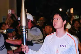 巴黎这一夜，弯腰捡国旗、逼得巴黎警察说河南话的王一博，赢麻了图片