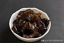 木耳切记不要加清水泡，多加3样调料，5分钟泡发，肥大饱满又干净图片