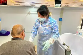 潮评丨助浴车开进村，老人“洗澡自由” 需多方助力图片