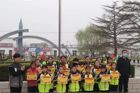 宗村小学举行“文明校园 从我做起”校园宣传语征集活动表彰大会图片