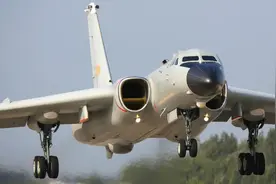 网上热议，轰-6K挂载YJ-12逼退美军航母？六爷反航母能力有多强？图片