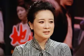 国家一级演员，老公虽丑却捧红了张嘉译，儿子高大帅气还好不像爹图片