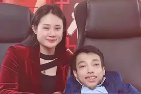 袖珍总裁李创利：身家3亿，娶美女秘书为妻并生一子，评论区酸了图片