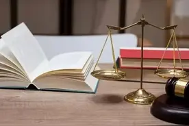 女子失恋后约闺蜜买醉，两男子被邀请来“安慰”，结果6人犯罪图片