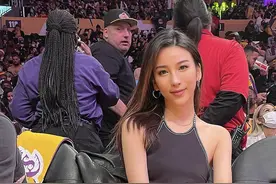 多次出现在湖人替补席位，号称“最美女詹蜜”的金兜兜看球穿什么图片