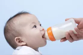 宝宝2岁后，该喝配方奶粉还是纯牛奶？家长别听奶粉商的忽悠了图片