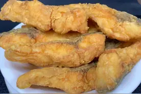 炸鱼块时，有人加鸡蛋，有人加淀粉，大厨：都不对，这样加才酥脆图片