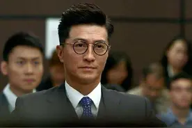 港圈真正的冻龄男神，年近60仍似30岁小伙，晚年还得TVB重用图片