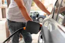 中石油、中石化部分加油站油价“直降1元”，桂林车主还来不及高兴，油价又要上涨？图片